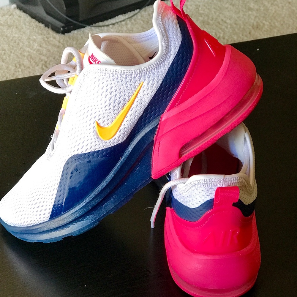 NIKE Air Max Motion 2 Kicks 🔥 size 8.5